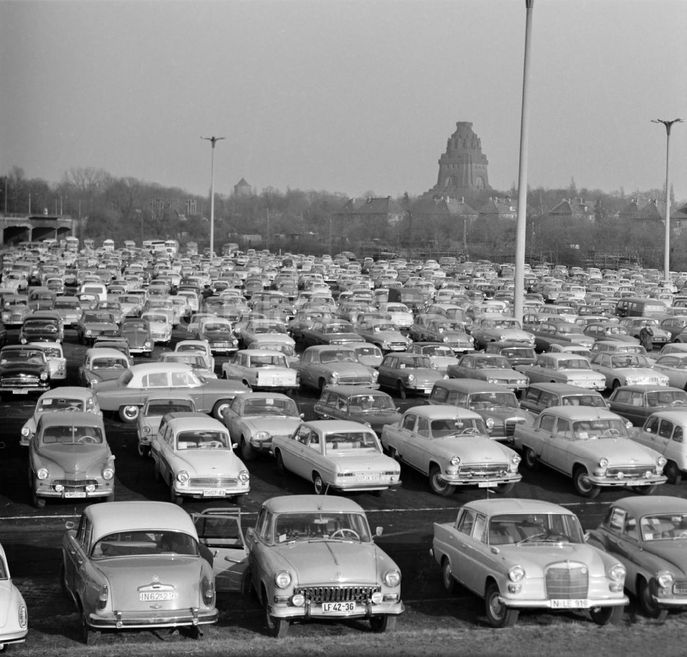 Leipzig: Frühjahrsmesse - Parkplatz in Leipzig in der DDR