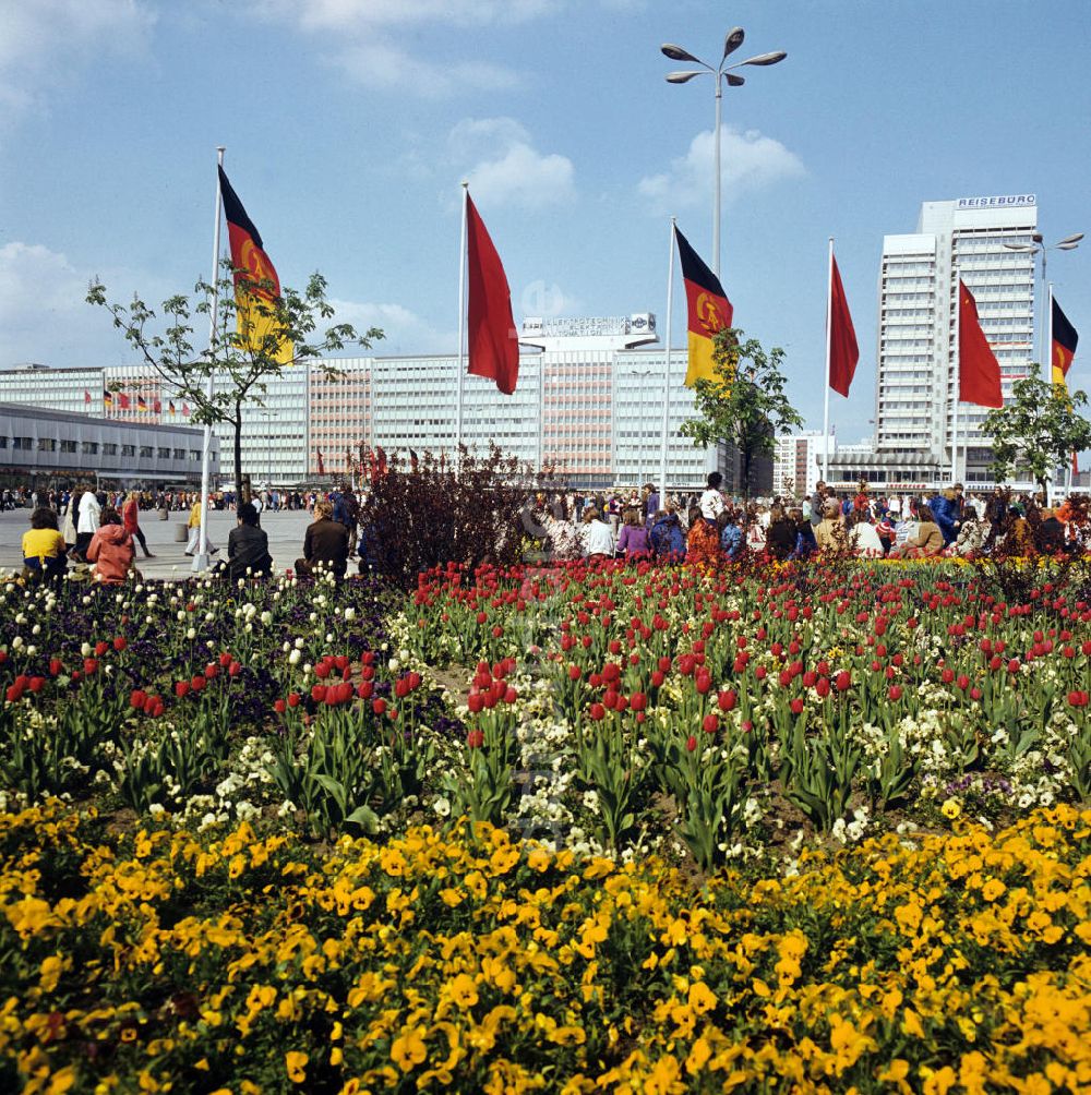 DDR-Fotoarchiv: Berlin - Frühling auf dem Berliner Alexanderplatz 1973