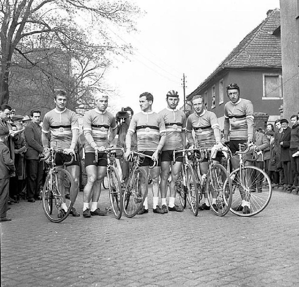 DDR-Fotoarchiv: Kreischa (Sachsen) - 1967 Friedensfahrtvorbereitung Rund um die Braunkohle Mannschaft in Kreischa Umschlagnr.: 57a Foto: unbekannt