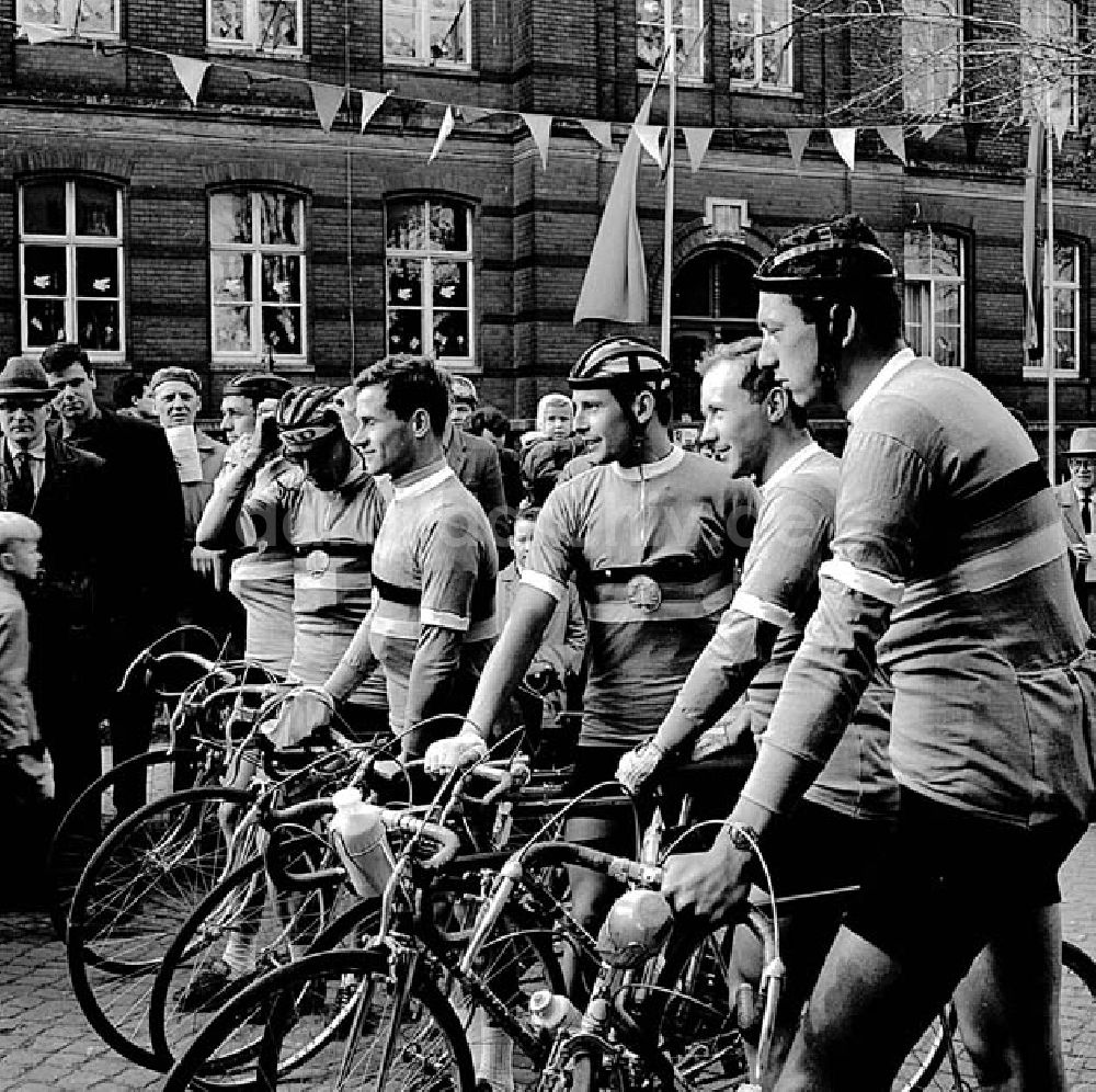 Kreischa (Sachsen): 1967 Friedensfahrtvorbereitung Rund um die Braunkohle Mannschaft in Kreischa Umschlagnr.: 57a Foto: unbekannt