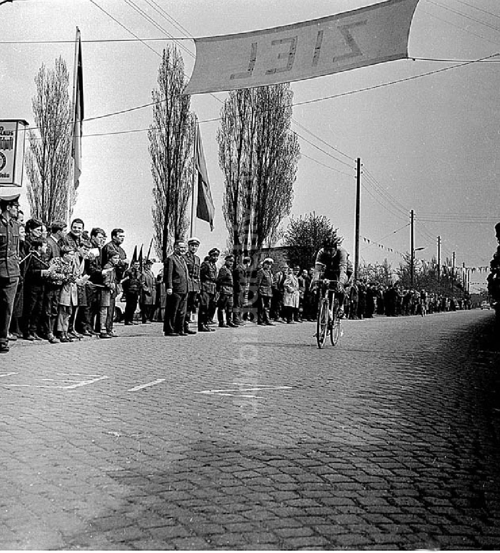 DDR-Bildarchiv: Kreischa (Sachsen) - 1967 Friedensfahrtvorbereitung Rund um die Braunkohle Mannschaft in Kreischa Umschlagnr.: 57a Foto: unbekannt