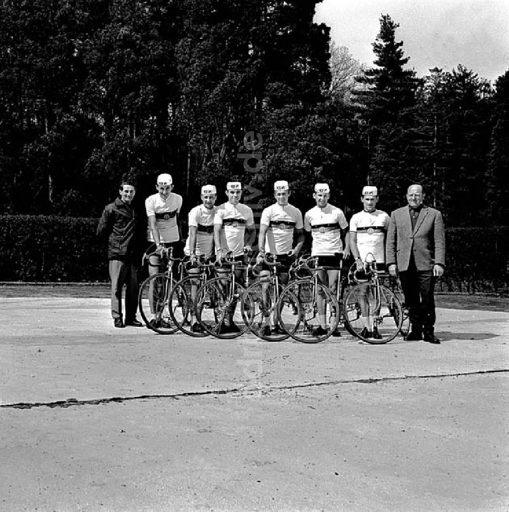 DDR-Fotoarchiv: Kreischa (Sachsen) - 1967 Friedensfahrtvorbereitung Rund um die Braunkohle Mannschaft in Kreischa Umschlagnr.: 57a Foto: unbekannt