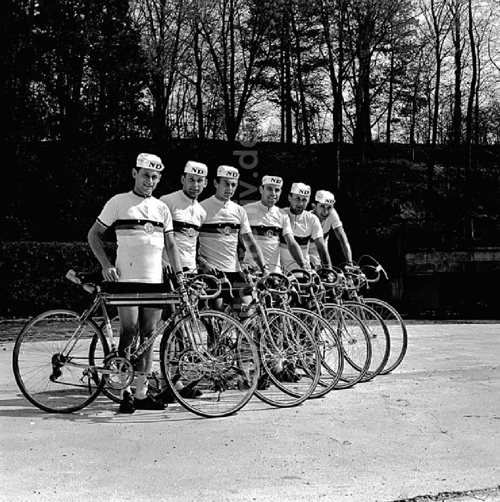 Kreischa (Sachsen): 1967 Friedensfahrtvorbereitung Rund um die Braunkohle Mannschaft in Kreischa Umschlagnr.: 57a Foto: unbekannt