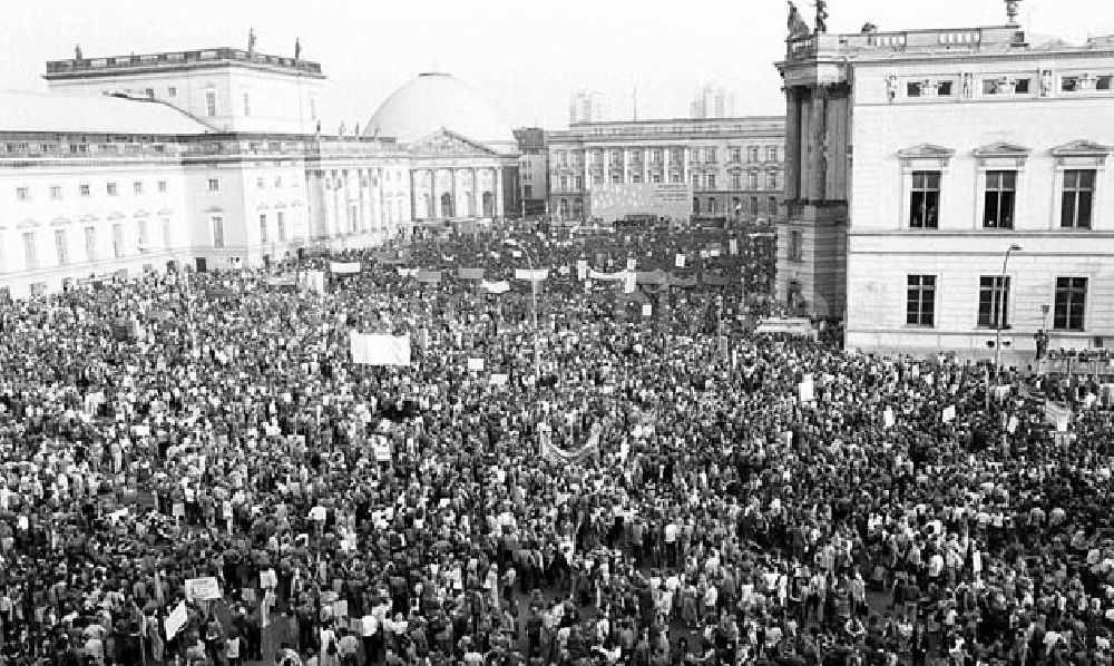 Berlin - Mitte: Friedenskundgebung auf dem Bebelplatz in Berlin-Mitte Umschlagnr.: 540 Foto: Lenke
