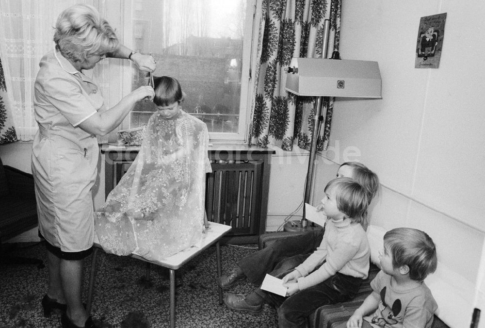 DDR-Fotoarchiv: Berlin - Friseuse im Kindergarten in Berlin, der ehemaligen Hauptstadt der DDR, Deutsche Demokratische Republik