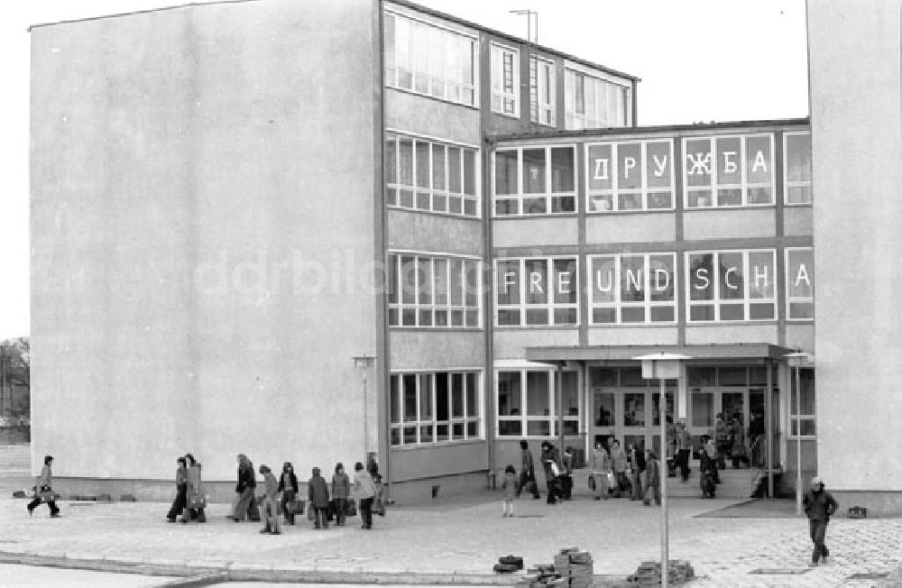 DDR-Bildarchiv: Passow - Fritz Ebert in Passow. Besucht eine schulische Einrichtung. Foto: Schönfeld