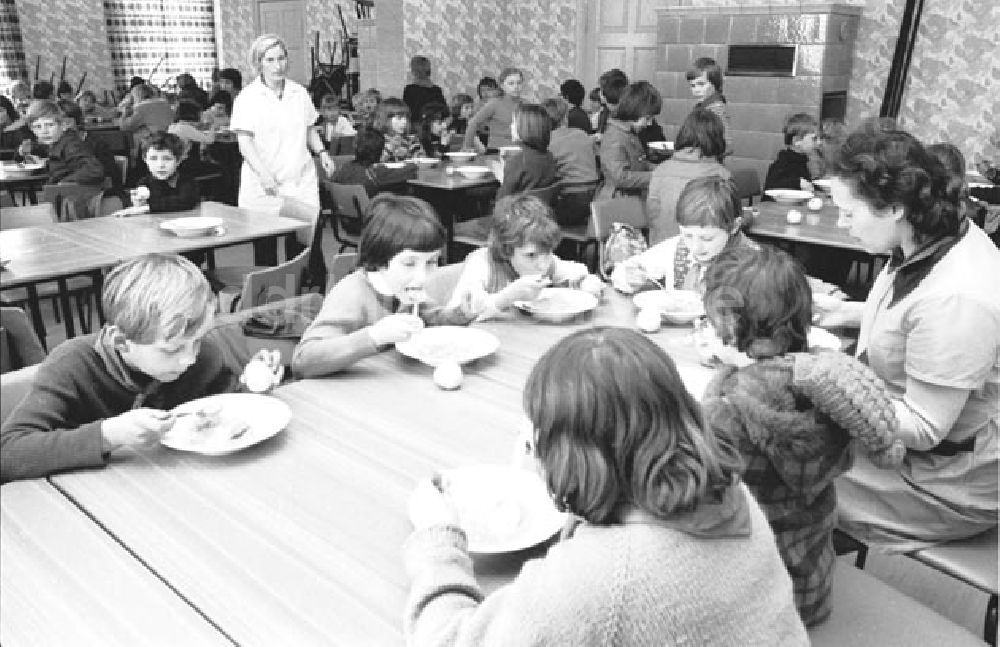 DDR-Bildarchiv: Passow - Fritz Ebert in Passow. Besucht eine schulische Einrichtung. Foto: Schönfeld