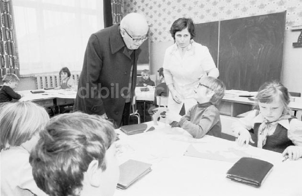 DDR-Bildarchiv: Passow - Fritz Ebert in Passow. Besucht eine schulische Einrichtung. Foto: Schönfeld