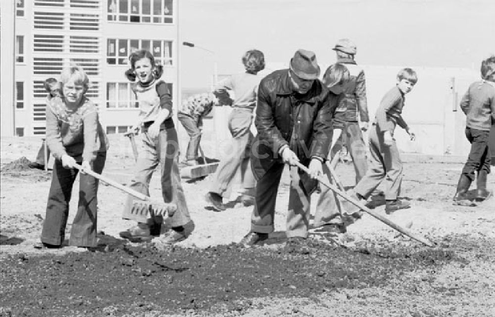 DDR-Fotoarchiv: Passow - Fritz Ebert in Passow. Besucht eine schulische Einrichtung. Foto: Schönfeld