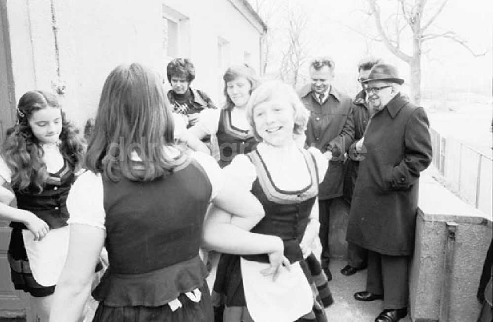 DDR-Fotoarchiv: Passow - Fritz Ebert in Passow. Besucht eine schulische Einrichtung. Foto: Schönfeld