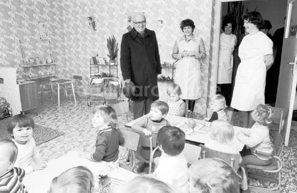 DDR-Fotoarchiv: Passow - Fritz Ebert in Passow. Besucht eine schulische Einrichtung. Foto: Schönfeld