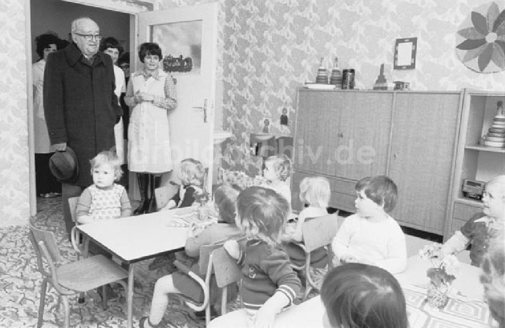 DDR-Bildarchiv: Passow - Fritz Ebert in Passow. Besucht eine schulische Einrichtung. Foto: Schönfeld