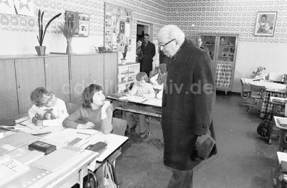 DDR-Bildarchiv: Passow - Fritz Ebert in Passow. Besucht eine schulische Einrichtung. Foto: Schönfeld