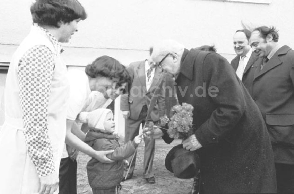 DDR-Fotoarchiv: Passow - Fritz Ebert in Passow. Besucht eine schulische Einrichtung. Foto: Schönfeld