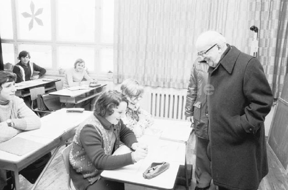 DDR-Bildarchiv: Passow - Fritz Ebert in Passow. Besucht eine schulische Einrichtung. Foto: Schönfeld
