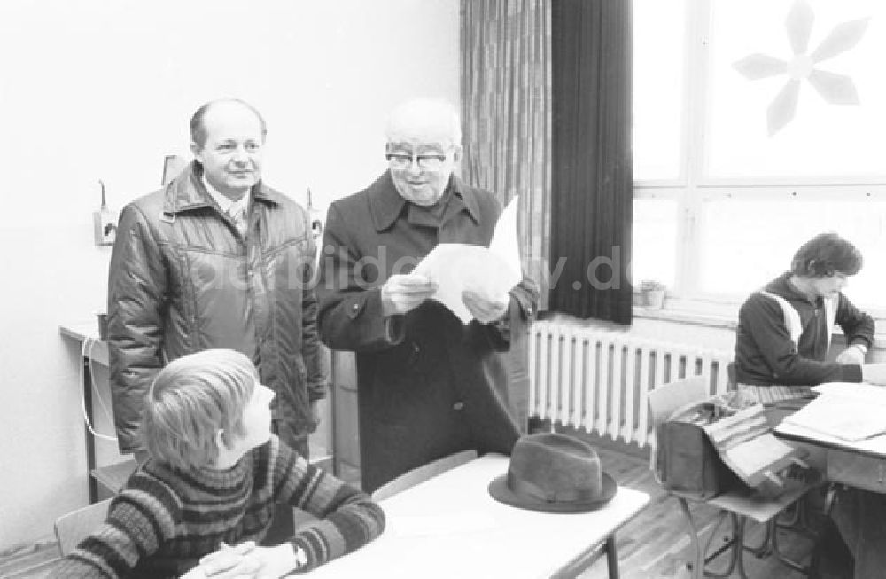 DDR-Fotoarchiv: Passow - Fritz Ebert in Passow. Besucht eine schulische Einrichtung. Foto: Schönfeld