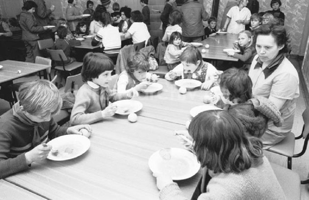 DDR-Bildarchiv: Passow - Fritz Ebert in Passow. Besucht eine schulische Einrichtung. Foto: Schönfeld