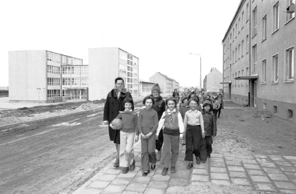 DDR-Bildarchiv: Passow - Fritz Ebert in Passow. Besucht eine schulische Einrichtung. Foto: Schönfeld