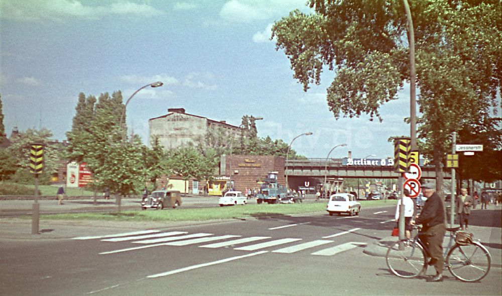 Berlin: Fußgänger an einem Fußgängerüberweg Frankfurter Allee Ecke Jessnerstraße in Berlin in der DDR