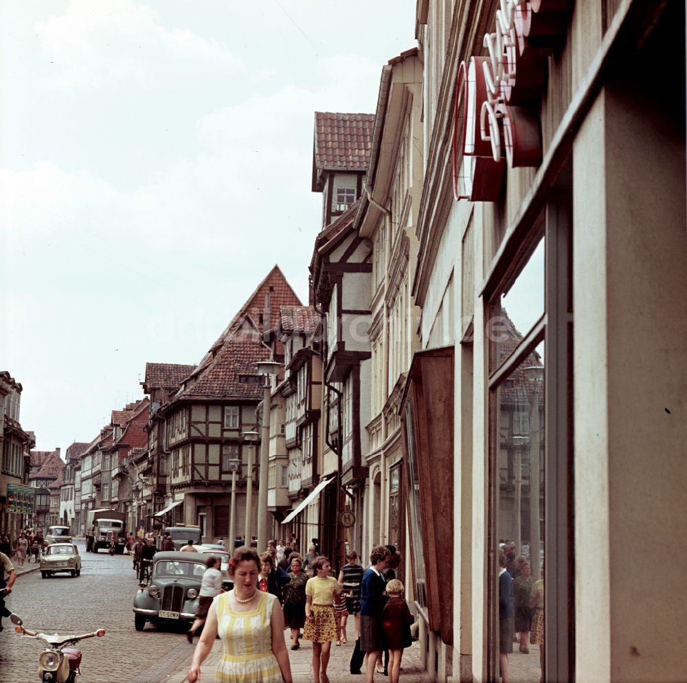 Quedlinburg: Fußgänger vor Fachwerkhaus- Fassaden in Quedlinburg in der DDR