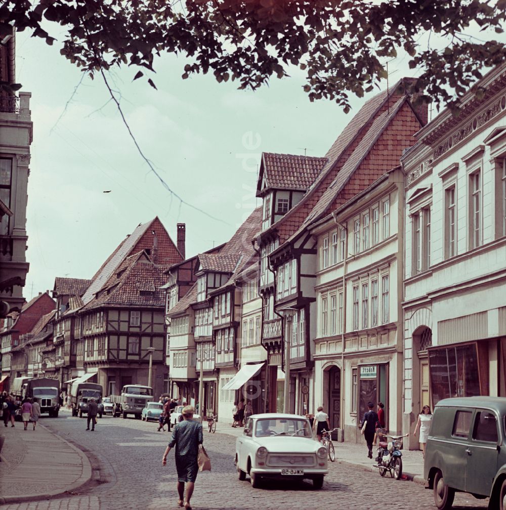 DDR-Fotoarchiv: Quedlinburg - Fußgänger vor Fachwerkhaus- Fassaden in Quedlinburg in der DDR