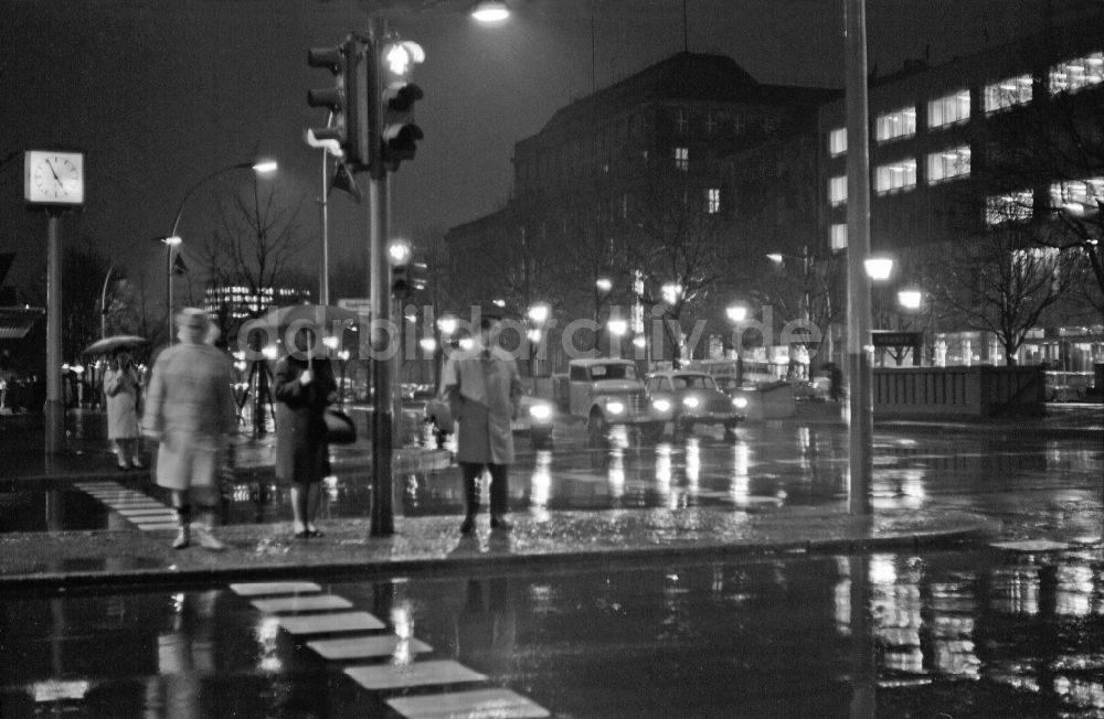 DDR-Bildarchiv: Berlin - Fußgänger im nächtlichen Regen in Berlin in der DDR