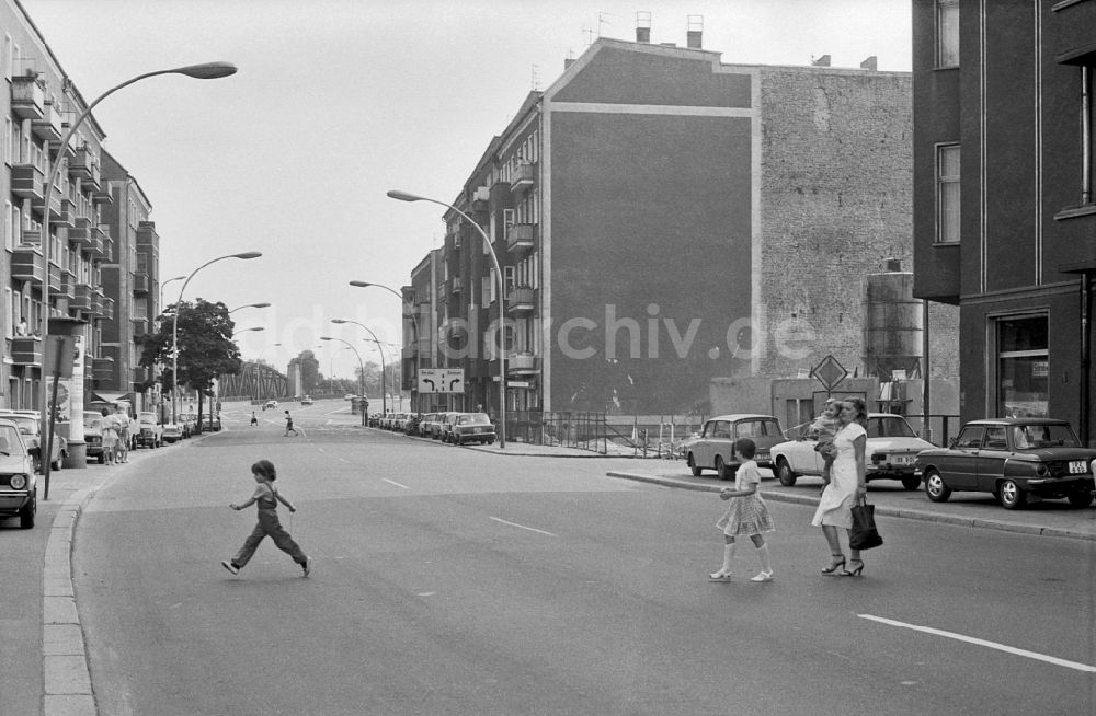 Berlin: Fußgänger im Ortsteil Friedrichshain in Berlin in der DDR