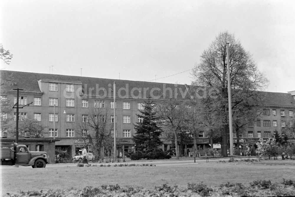DDR-Bildarchiv: Berlin - Fußgänger im Ortsteil Pankow in Berlin in der DDR