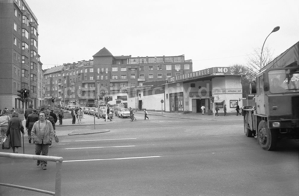 DDR-Fotoarchiv: Berlin - Fußgänger an der Ringbahnhalle der Frankfurter Allee Ecke Pettenkofer Strasse in Berlin in der DDR