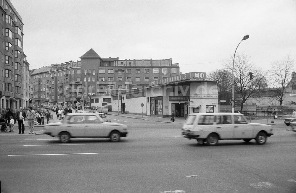 Berlin: Fußgänger an der Ringbahnhalle der Frankfurter Allee Ecke Pettenkofer Strasse in Berlin in der DDR