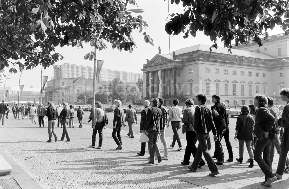 DDR-Fotoarchiv: Berlin - Fußgänger auf der Straße Unter den Linden gegenüber der Deutschen Staatsoper in Berlin in der DDR