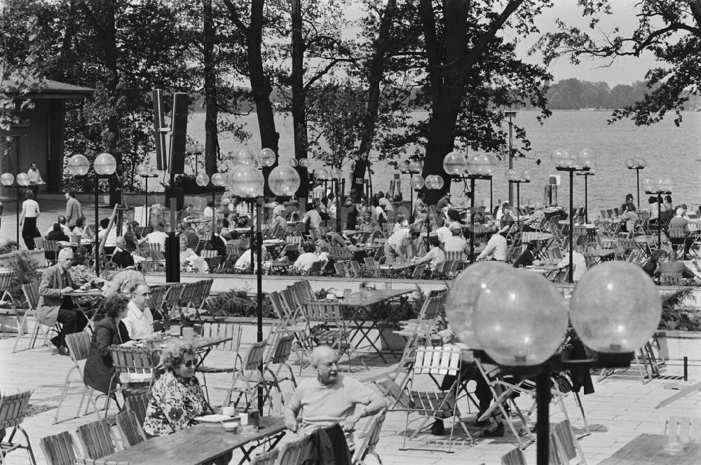 DDR-Bildarchiv: Berlin - Gaststätte Rübezahl mit Terrasse am Müggelsee im Ortsteil Köpenick in Berlin in der DDR