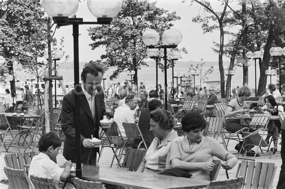 DDR-Fotoarchiv: Berlin - Gaststätte Rübezahl mit Terrasse am Müggelsee im Ortsteil Köpenick in Berlin in der DDR