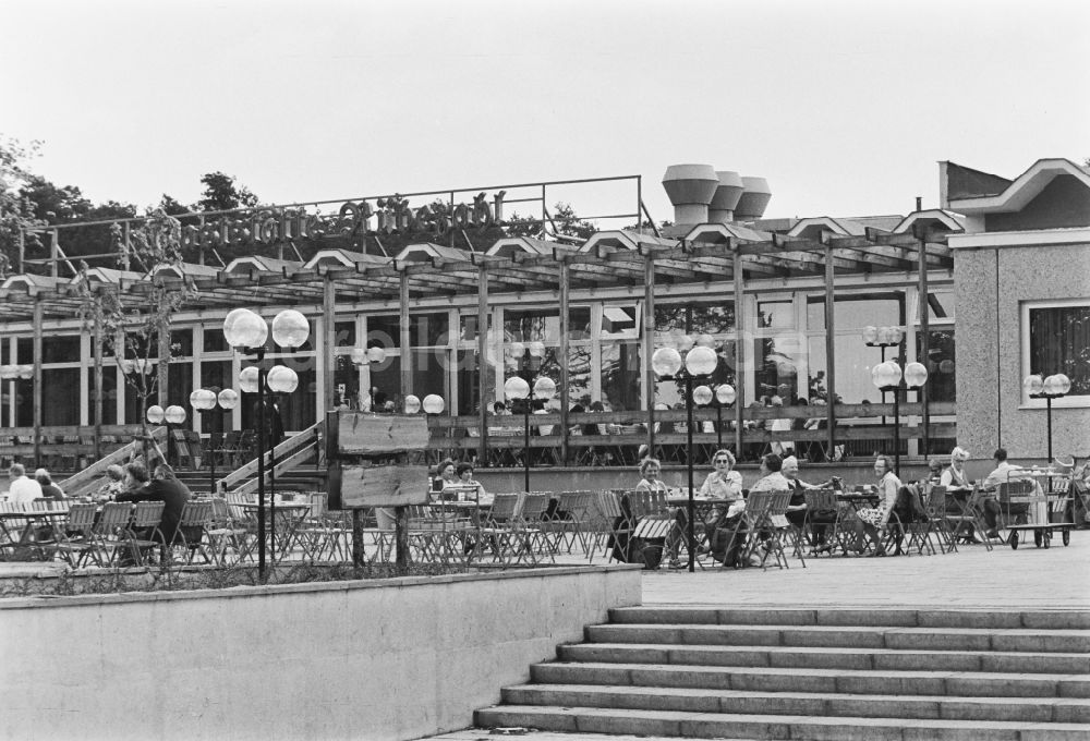 DDR-Bildarchiv: Berlin - Gaststätte Rübezahl mit Terrasse am Müggelsee im Ortsteil Köpenick in Berlin in der DDR