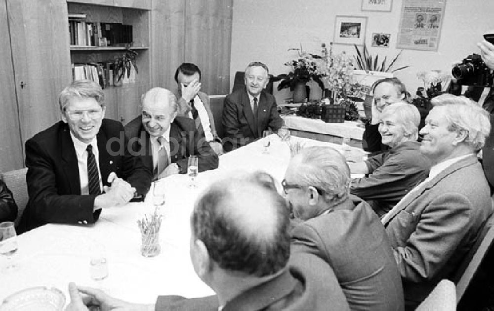 DDR-Bildarchiv: Berlin - 50. Geburtstag Dieter Brückner (Stellvertreter des Neuen Deutschland) Umschlagnr.: 1079 Foto: Schönfeld