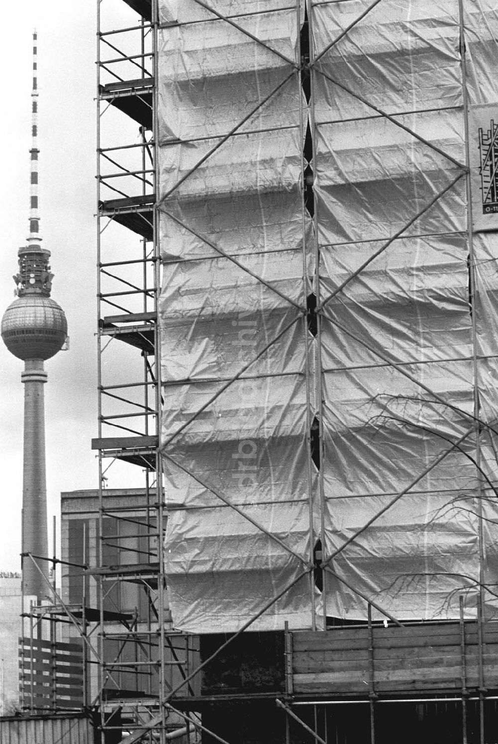 DDR-Fotoarchiv: Berlin - Geländeverkleidung (Zentralkomitee-Gebäude) 07.01.1993