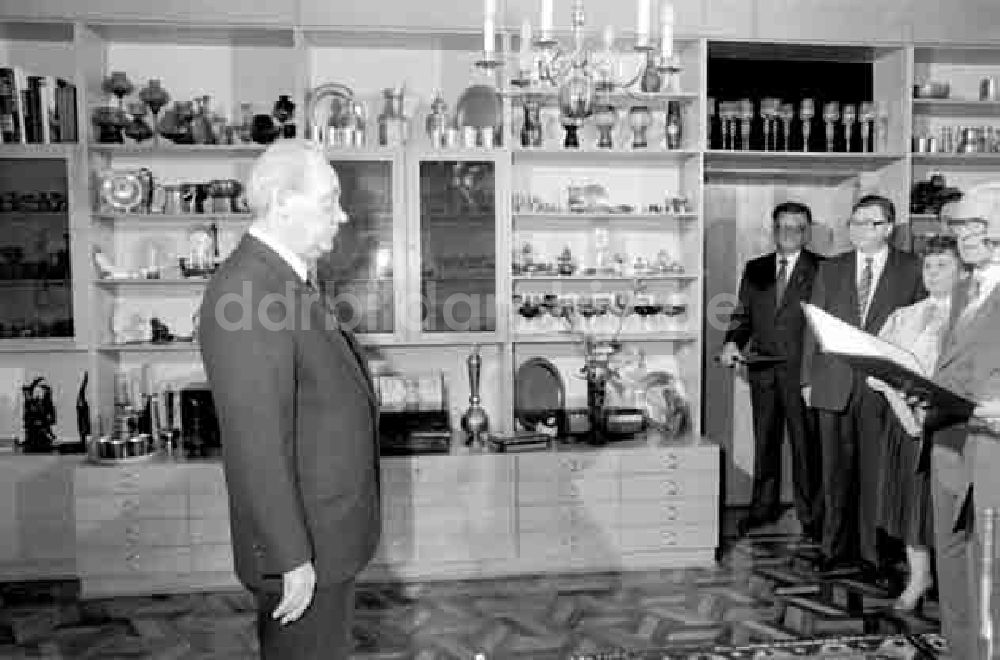 DDR-Bildarchiv: Berlin - Gen. Erich Honecker überbringt Glückwünsche zum 60. Geburtstag für Gen. H. Tisch Foto: Schmidtke