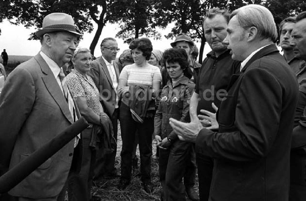 DDR-Fotoarchiv: Berlin - Gen. Grüneberg besichtigt Kremmen Foto: Schönfeld