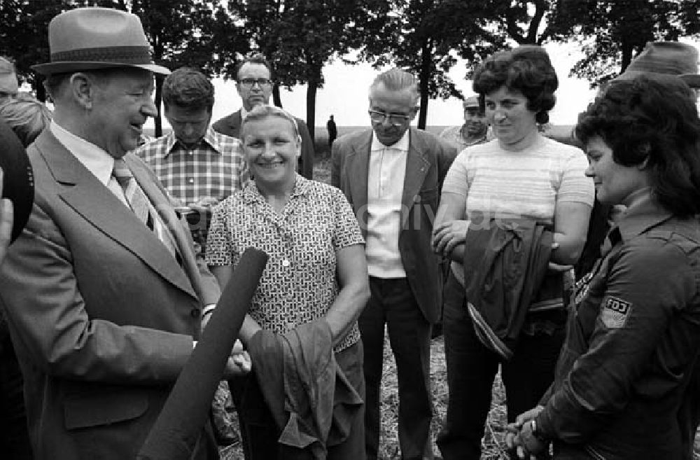 DDR-Bildarchiv: Berlin - Gen. Grüneberg besichtigt Kremmen Foto: Schönfeld