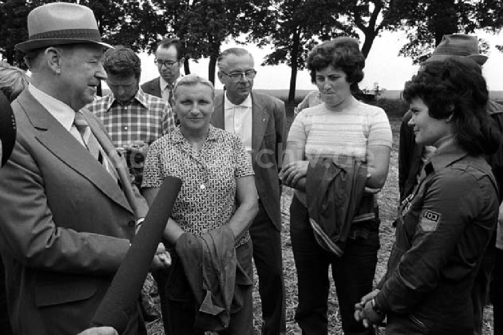 DDR-Fotoarchiv: Berlin - Gen. Grüneberg besichtigt Kremmen Foto: Schönfeld