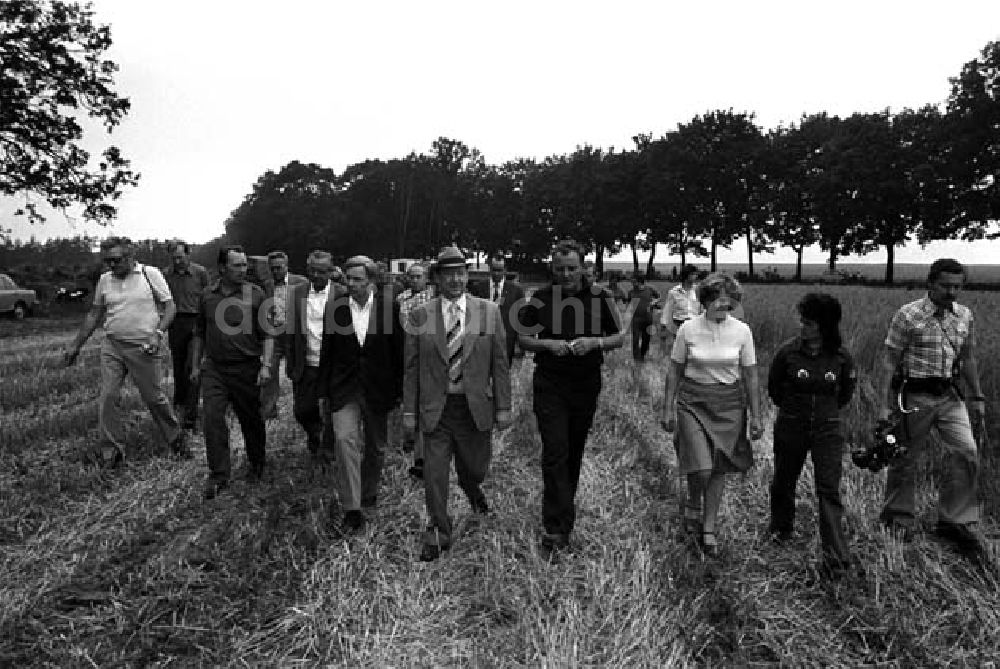 DDR-Fotoarchiv: Berlin - Gen. Grüneberg besichtigt Kremmen Foto: Schönfeld