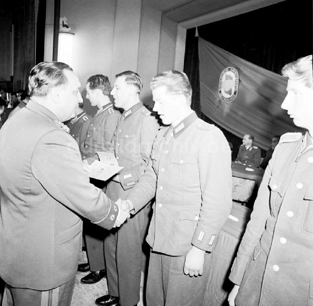 DDR-Bildarchiv: Berlin - 1966 Generalmajor Hans Ernst beglückwünscht die neuen Mitglieder der Partei Foto: Schönfeld