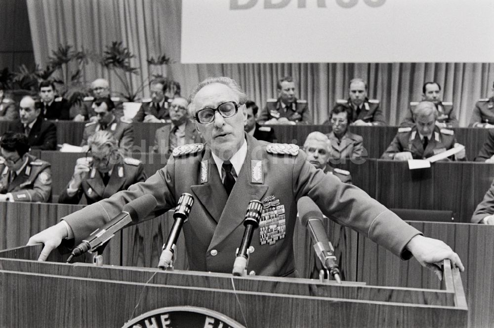 DDR-Fotoarchiv: Dresden - Generaloberst Heinz Keßler auf der Delegiertenkonferenz der NVA im Kulturpalast in Dresden in der DDR