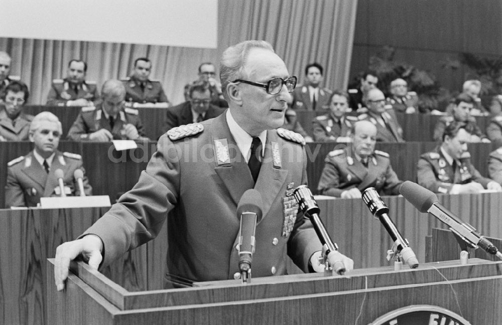 Dresden: Generaloberst Heinz Keßler auf der Delegiertenkonferenz der NVA im Kulturpalast in Dresden in der DDR