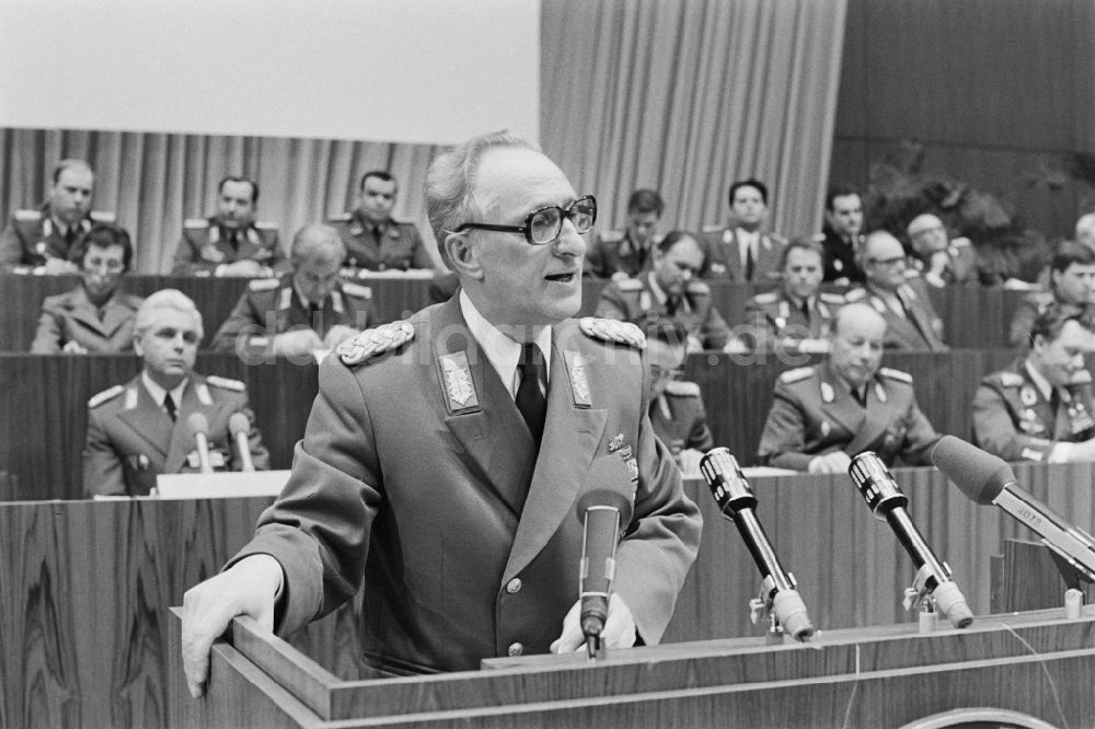 DDR-Bildarchiv: Dresden - Generaloberst Heinz Keßler auf der Delegiertenkonferenz der NVA im Kulturpalast in Dresden in der DDR