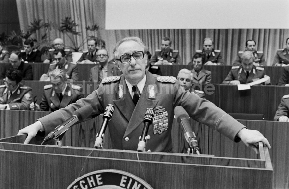 DDR-Fotoarchiv: Dresden - Generaloberst Heinz Keßler auf der Delegiertenkonferenz der NVA im Kulturpalast in Dresden in der DDR