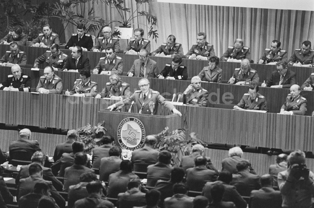 DDR-Fotoarchiv: Dresden - Generaloberst Heinz Keßler auf der Delegiertenkonferenz der NVA im Kulturpalast in Dresden in der DDR