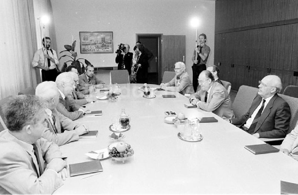 DDR-Fotoarchiv: Berlin - Genosse Felfe empfängt im ZK Josef Ertl Landwirtschaftsminister BRD Umschlag: 778 Foto: Bonitz