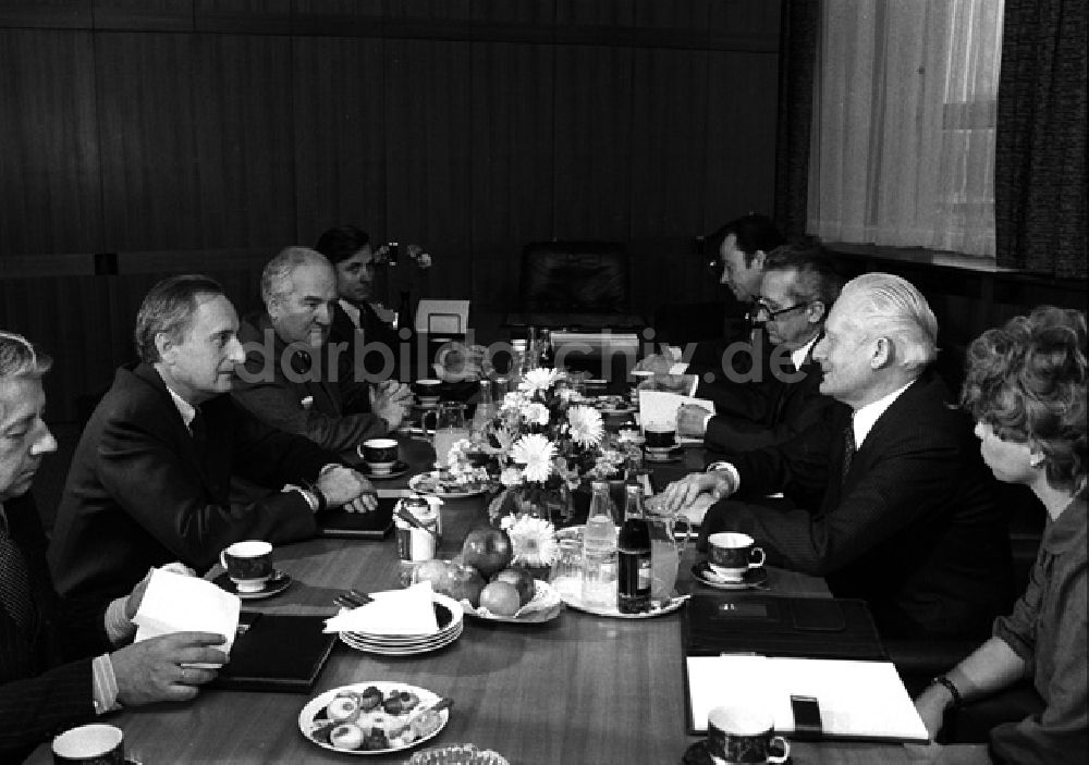 DDR-Bildarchiv: Berlin - Genosse Mittag empfängt Minister Demau aus Frankreich. (143)