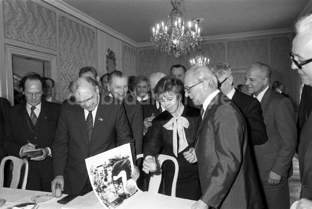 DDR-Fotoarchiv: Berlin - Gorbatschow Gast bei SED-Parteitag in Berlin